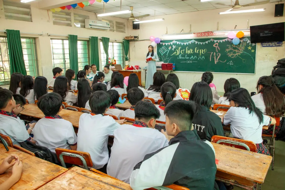 Sinh viên học tiếng Anh tại Đặng Quốc Hòa
